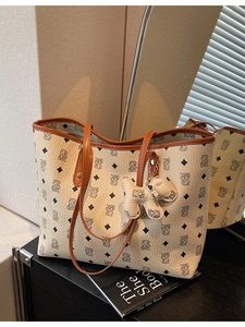 Borsa tote chic color crema con motivo a orsetti e cinturini in pelle marrone su libri