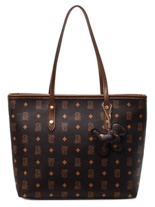 Borsa tote monogramma marrone scuro con manici in pelle e ciondolo a cane su sfondo bianco