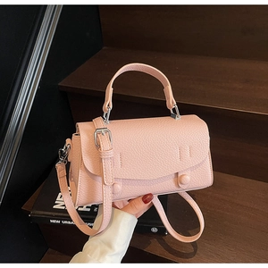 Borsa a mano in pelle rosa a grana litchi con tracolla regolabile e dettagli