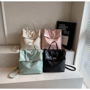 Detalle de mochilas de cuero sintético con grabado de cocodrilo en cuatro colores
