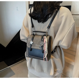 Mini sac à dos tendance avec pendentif étoile porté par un mannequin en intérieur