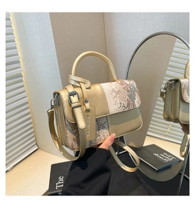 Détail du sac bandoulière patchwork or champagne avec poignée et bandoulière élégantes
