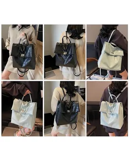 Detalle de mochilas de cuero sintético con textura de cocodrilo y cierre metálico giratorio