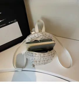 Vue intérieure du sac à dos en tweed montrant l'espace pour tablette et carnet
