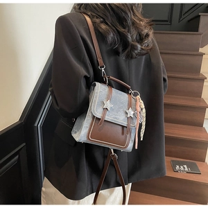 Sac bandoulière rétro gris et marron avec boucles en étoile et détails de rivets