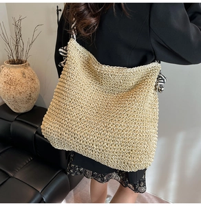 Détail du sac cabas en paille tissée avec foulard zèbre sur le matériau beige texturé