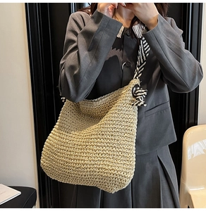 Détail du grand sac cabas en paille tissée avec bandoulière rayée noir et blanc