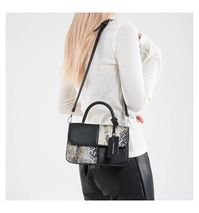 Détail du sac à bandoulière avec motif peau de serpent et contraste en cuir lisse