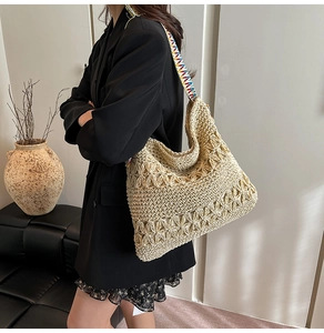 Détail du sac cabas en paille tissée avec large bandoulière aux motifs géométriques