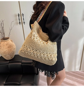Détails des motifs floraux tissés et de la bandoulière brodée géométrique du sac en paille