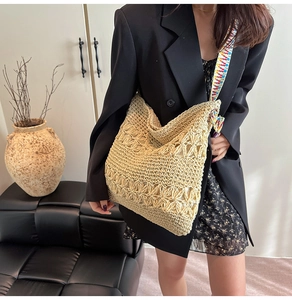 Vue détaillée du sac cabas en paille avec crochet ajouré et bandoulière tissée colorée