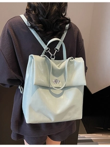 Mochila verde de piel de cocodrilo para mujer con solapa y cierre de metal plateado