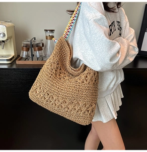 Détail d'un sac cabas en paille tissé main avec bandoulière brodée style ethnique