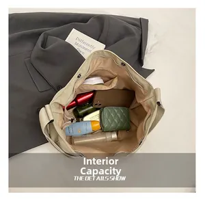 Vue de dessus de l'intérieur spacieux d'un sac en toile montrant sa grande capacité de rangement