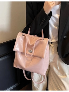Mochila rosa para mujer con textura de cocodrilo, cierre giratorio plateado y gran capacidad total