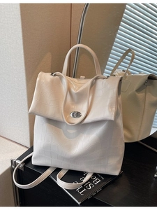 Mochila blanca con patrón de cocodrilo, gran capacidad y elegante cierre giratorio de metal