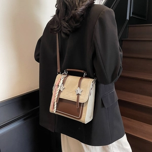 Sac à dos croisé tendance en patchwork marron et kaki avec boucles étoiles et foulard
