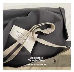 Détail de la bandoulière en tissu réglable sur un sac cabas décontracté en toile kaki