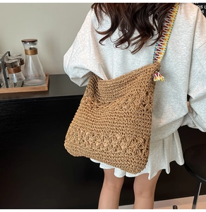 Détail du sac cabas en paille tissée florale avec bandoulière ethnique brodée colorée