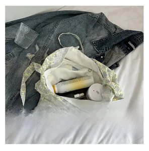 Vue intérieure du sac cabas floral avec bordure en dentelle et grand compartiment