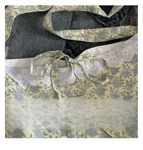 Détail du sac cabas floral avec roses bleues, broderie en dentelle et lien à nouer