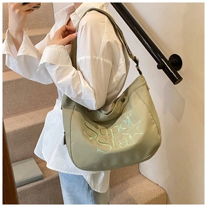 Gros plan du sac fourre-tout vert olive avec broderie étoile Super Star