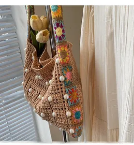 Detailansicht der gewebten Tasche mit Perlenbesatz und gehäkelten Blumenelementen