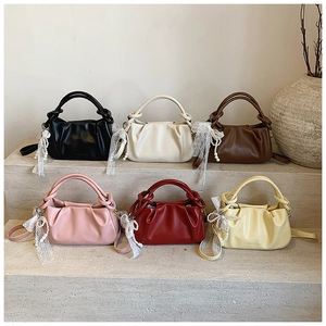 Detalle de bolsos tipo saco fruncidos en seis colores con elegantes adornos de perlas