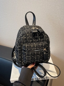 Mini sac à dos en tweed à carreaux avec détails en cuir noir et finitions dorées