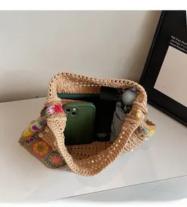 Detailansicht des großen Innenraums dieser bunten Häkeltasche mit Perlenverzierung