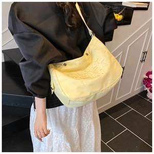 Détail du sac fourre-tout jaune en nylon avec lettrage Super Star et motif étoile