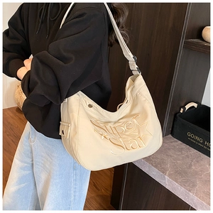 Détail du sac cabas en toile beige avec broderie Super Star et poche latérale pratique