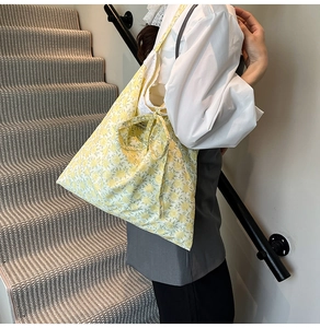 Grand sac cabas en toile à fleurs avec nœud porté à l'épaule pour un style décontracté