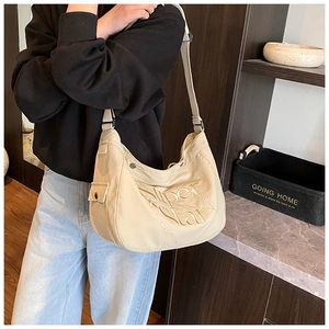 Détail du sac cabas en toile beige avec broderie Super Star et bandoulière réglable