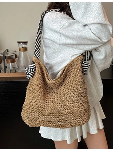 Sac fourre-tout en paille tissée avec bandoulière à rayures noires et blanches pour l'été