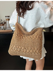 Grand sac cabas hobo en paille tressé main avec motifs floraux et bandoulière colorée