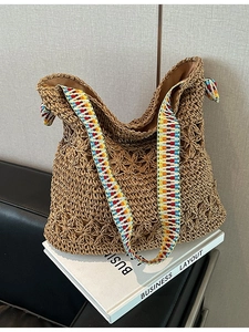 Grand sac cabas en paille tissé à la main avec motifs floraux et bandoulière colorée
