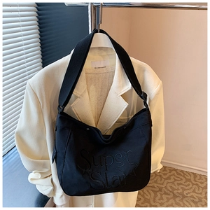 Détail du sac cabas noir avec broderie en étoile Super Star et bandoulière réglable