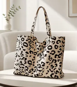 Primer plano de la tela de lona suave con estampado de leopardo en el detalle del bolso