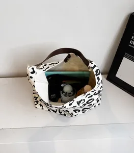 Vista interior del bolso tote de lona con estampado de vaca, gran capacidad y asas de cuero