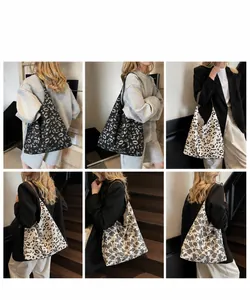 Vistas detalladas de bolsos tote grandes con estampados de vaca y leopardo para mujer