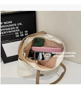 Binnenzicht toont de grote capaciteit voor dagelijkse spullen in canvas shopper