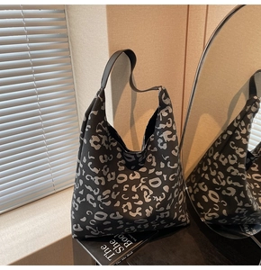 Detalle del bolso tote de gran capacidad con estampado de leopardo gris y correa ancha