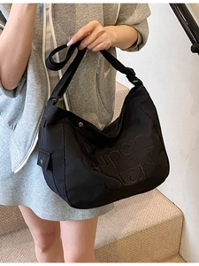 Sac hobo noir tendance avec gaufrage Super Star et pochette utilitaire sur la bandoulière