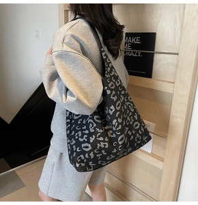 Bolso tote de lona de gran capacidad con estampado de leopardo gris y asa ancha de hombro