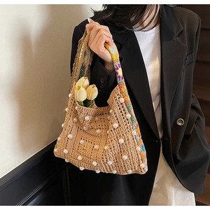 Detailansicht der khakifarbener Häkeltasche mit Perlen und floralem Webgriff