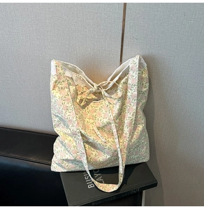 Vue détaillée du sac cabas rose fleuri avec bordure en dentelle et nœud en ruban