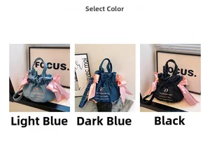 Trois variantes de sacs seaux en denim avec nœuds roses en bleu clair, bleu foncé et noir