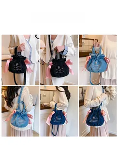 Détails des sacs seau en denim avec nœuds en satin, noir, bleu clair et bleu marine