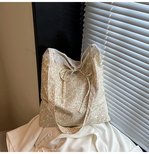 Détail du sac cabas floral avec bordure en dentelle et nœud décoratif élégant